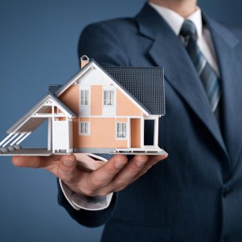 estate_agent_shutterstock_122833975_realty_property_house_construction_offer_realtor_build_exterior_home_man